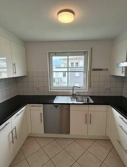 Helle, schwellenfreie 3,5-Zimmer-Wohnung mit Aufzug, moderner Küche und Balkon ins Grüne - Waiblingen