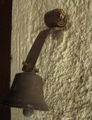 Antike Türglocke mit Spiralfeder Landhausstil Wandglocke in 82041