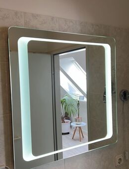 Moderner LED Badspiegel 70 x 70 cm - Würzburg