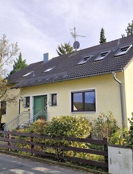 Groß, stattlich und sehr variabel nutzbar: Grundsolides 1 bis 2-Familienhaus mit Doppelgarage in feiner Wohnlage von Neunkirchen am Brand - Neunkirchen (Brand)