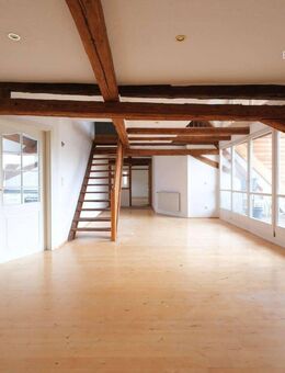 Einzigartige und charmante Dachgeschoss-Maisonette-Wohnung mit Sichtbalken, Loggia und Stellplatz - Nördlingen