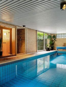 Großzügiges Mehrgenerationenhaus mit 4 Wohnbereichen und Indoor-Pool - Berlin
