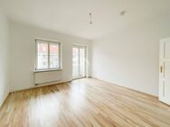 LICHTDURCHFLUTETE 2,5 ZIMMER WOHNUNG | 3.OG OHNE AUFZUG | 2 BALKONE | BLICK INS GRÜNE | - Berlin