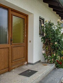 Wohnen auf einem Stockwerk: Gepflegtes Einfamilienhaus im Markt Simbach an der B20 - ab sofort frei - Simbach