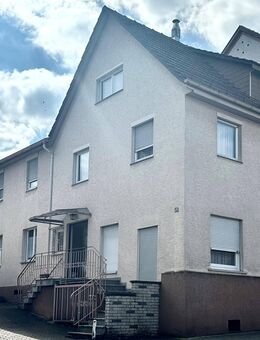 Wohnhaus mit Garage und viel Potential in Lauf - Lauf