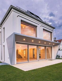 Frei stehendes Einfamilienhaus mit möglicher Einliegerwohnung und Tiefgarage - München