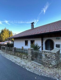 Sanierungsbedürftiges Wochenendhaus in idyllischer Lage mit zwei Garagen und eigenem Waldgrundstück! - Deggendorf