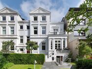 In ruhiger Nebenstraße gelegen - Repräsentatives Stadthaus mit großer Parkfläche in Uhlenhorst - Hamburg