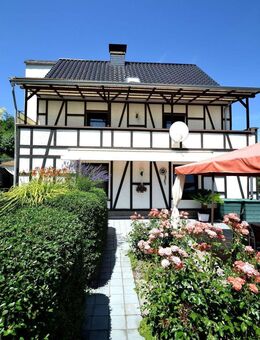 Familienfreundliches Haus mit Garten, 3 Wohneinheiten, Garagen und Keller / Weitblick - Ensch