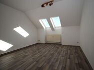 Renovierung möglich!!! **2-Zimmer-Dachgeschosswohnung in ländlicher Lage zu vermieten** - Pöhl