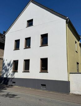 Großes Einfamilienhaus nebst Doppelgarage und Garten - Oberfischbach