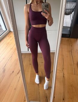 TEVEO Statement Set – Pflaume – Größe XS (Leggings + Sport-BH) - Berlin