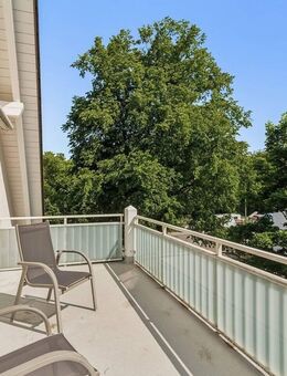 Moderne DG-Wohnung mit Ateliercharakter in Stadtvilla - München
