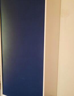 schöner Büro-Rollschrank weißer Karpus, blauer Rollo von Fa. Klenk - Memmingen