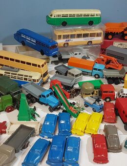 alte DDR + SES H0 Modellautos, ca. 90 Stück , gesuchte Feuerwehr Iges Traktoren Trabant Wartburg Bausätze alte Bakelit Modelle etc. - Bovenden