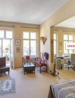 IMMOBERLIN.DE - Feine Altbauwohnung mit ruhigem Balkon! Wohnrecht für 85-jährige Eigentümerin - Berlin