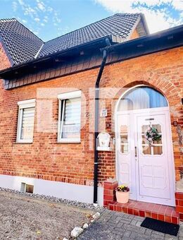 Solides Ein- bis Zweifamilienhaus mit großer Terrasse, Nebengebäude und opulenten Gartenbereich - Goldberg