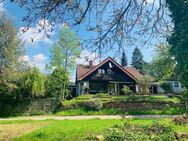 In unwiederbringlicher Ortsrandlage:Freistehendes Haus mit rd. 210 m² Wohnfl/9 Zi/3 Bädern/Südterrasse/Südbalkon etc. + zuzügl. 30 m² Einliegerbereich - Ettlingen