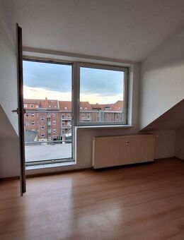 Großzügige 3-Zimmer Dachgeschoßwohnung mit Balkon und Stellplatz - Erfurt