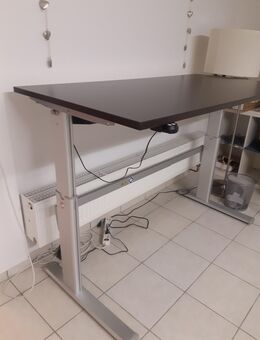 Elektrisch höhenverstellbarer Schreibtisch - Köln