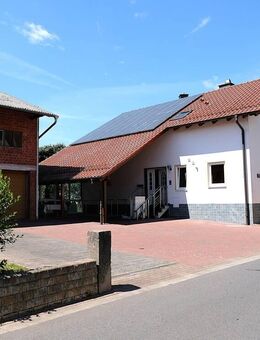 Gepflegtes Zweifamilienhaus mit Nebengebäude, Wiesenfläche und Doppelgarage in Philippsthal Gethsemane ! - Philippsthal (Werra)