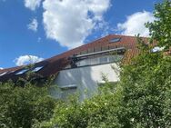 Ruhig, grün und doch mittendrin! Helle, großzügige Maisonette-Wohnung mit Galerie und Loggia, EBK, neuem Bad, Klima und TG in grüner Wohnanlage! - Erlangen