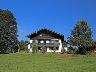 Traditionell alpenländisches Bauernhaus mit Bergblick in Inzell im Chiemgau - Inzell