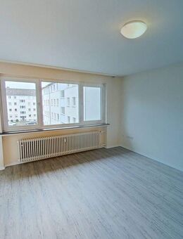 Komfortable 3-Zimmer-Wohnung mit überdachtem BALKON und Tageslichtbad mit Dusche und Badewanne - Paderborn