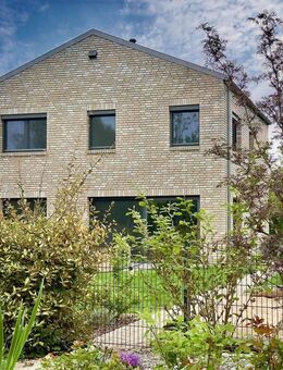 Stilvolles Einfamilienhaus mit unverbaubarem Blick - moderne Architektur trifft auf energieeffizienten Wohnkomfort - Lehre