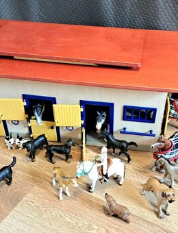 Großes Schleich Set 30 Figuren mit Stall und etwas Zubehör - Leipzig