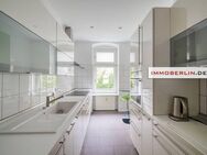 IMMOBERLIN.DE - Großzügige Stuck-Altbauwohnung mit Balkon in begehrter Lage - Berlin