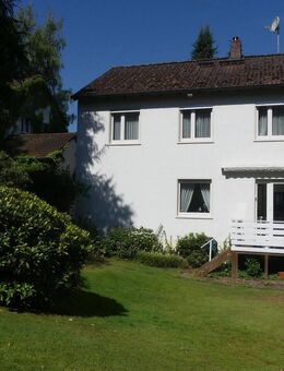 ***Gepflegtes Wohnhaus mit einem großen und schön eingewachsenem Grundstück direkt in Erbach*** - Erbach (Hessen)