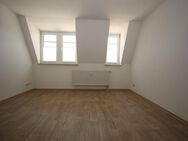 RENOVIERT! **Gemütliche 2-Zimmer-Dachgeschosswohnung mit großem Badezimmer zu vermieten** - Plauen
