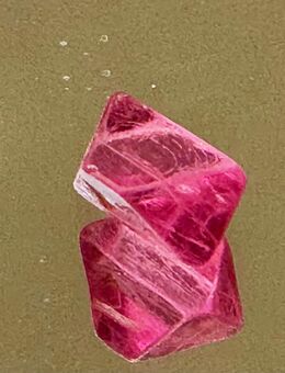 Intensiv roter Spinell Rohkristall Oktaeder 0,7ct Monkok Burma - Köln