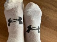 Sneaker Socken weiß von kleinen Füßen getragen - Hürth