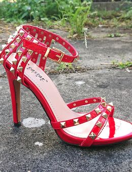Gr. 37, sexy High Heels Sandaletten - LACK rot - mit Nieten - Bruchköbel