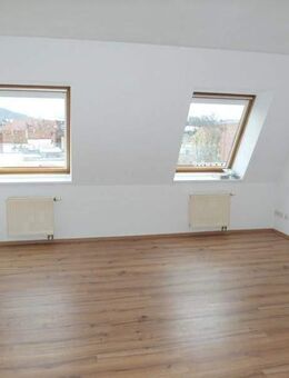 Geräumige 2-Zimmer-Dachwohnung * Laminaboden * 3.OG m. Aufzug * separate Küche * Wanne, Dusche, GWC - Freital