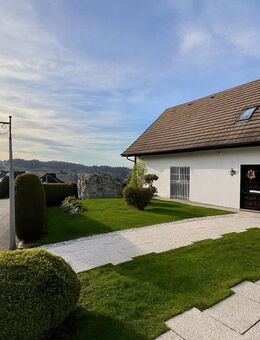 Weinberge zu Füßen, Freiheit im Blick - außergewöhnliches einseitig angebautes EFH in Höhenlage - Sasbachwalden