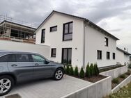 **ERSTBEZUG! Doppelhaushälfte statt Wohnung - mit Terrasse und Großraum-Garage** - Sulzfeld (Baden-Württemberg)