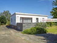 IMMOBERLIN.DE - Charaktervoller Bungalow mit Südwestterrasse, Garagen & großem Garten in familiärer Lage nahe der Havel - Werder (Havel)