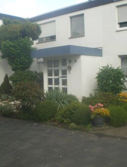 Provisionsfrei - Gepflegtes Reihenmittelhaus mit Schwimmhalle und Garage in guter Lage - Köln