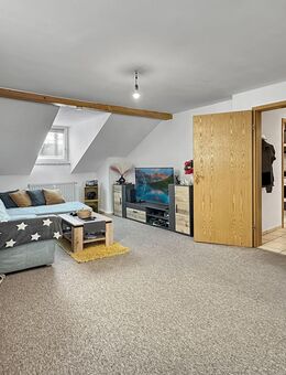 Charmante 2-Zimmer-Dachgeschosswohnung mit Einbauküche in Berglern - Berglern