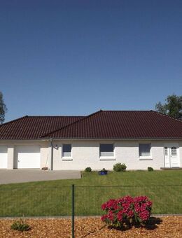 Bungalow mit Doppelgarage und großem Grundstück in Böel - Böel