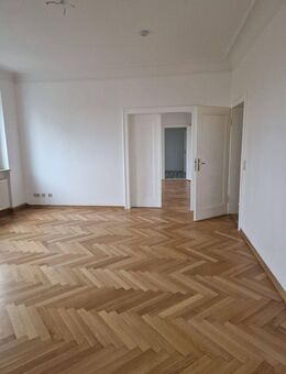 5-Raum-Wohnung mit Echtholzparkett, EBK und Balkon sowie Stellplatz - Döbeln