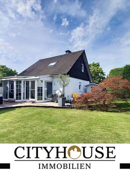 CITYHOUSE: Freistehendes Einfamilienhaus mit Traumgarten, Wintergarten, Kamin, Sauna und Garage - Overath