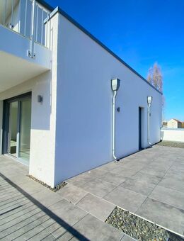 Moderne 4-Raum-Wohnung mit großem Balkon, Fußbodenheizung, Wanne, Dusche, Aufzug, Stellplatz möglich - Magdeburg