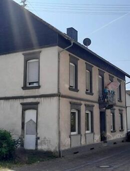 Vielseitig nutzbares Baugrundstück mit Mehrfamilienwohnhaus, Anbau und weiteren Bebauungsmöglichkeiten - Offenbach-Hundheim
