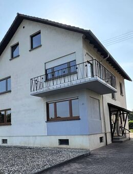 Solide gebautes 2-3 Familienhaus auf einem fantastischen Grundstück mit 3 Garagen, Balkon + Keller - Graben-Neudorf
