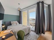 Modernes Zimmer mit Balkon in einem Coliving-Apartment in München - München