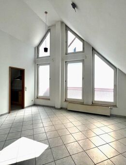 Dachgeschoss-Fans aufgepasst: Lichtdurchflutete Wohnung mit Küche und Loggia - bereits freigestellt! - Taunusstein